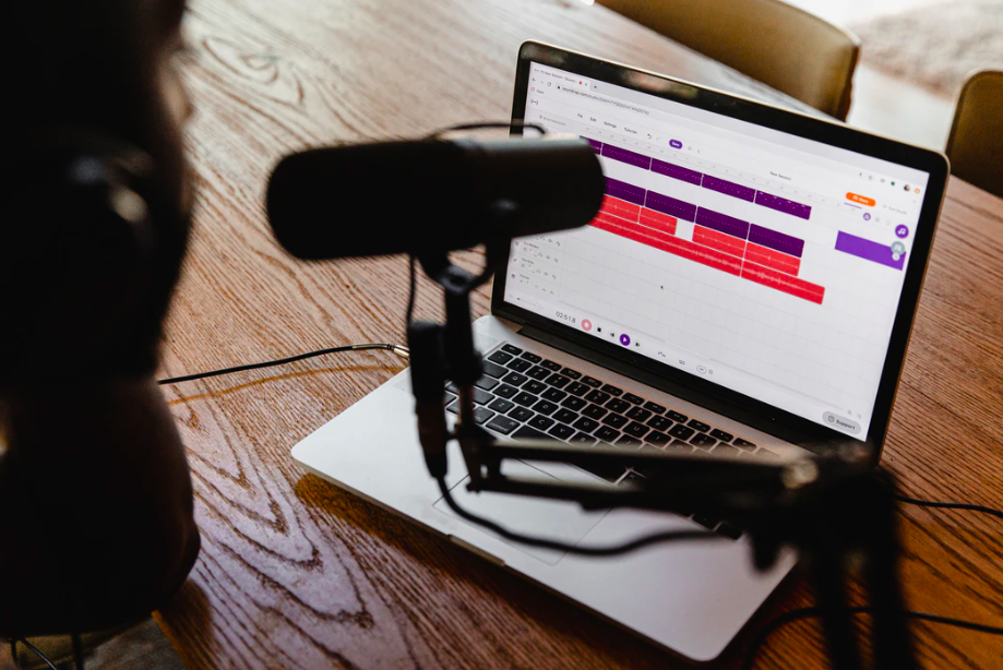 Designs.ai - Aumenta tu audiencia de podcasts con estos 5 sencillos pasos, planificación y grabación de podcasts 